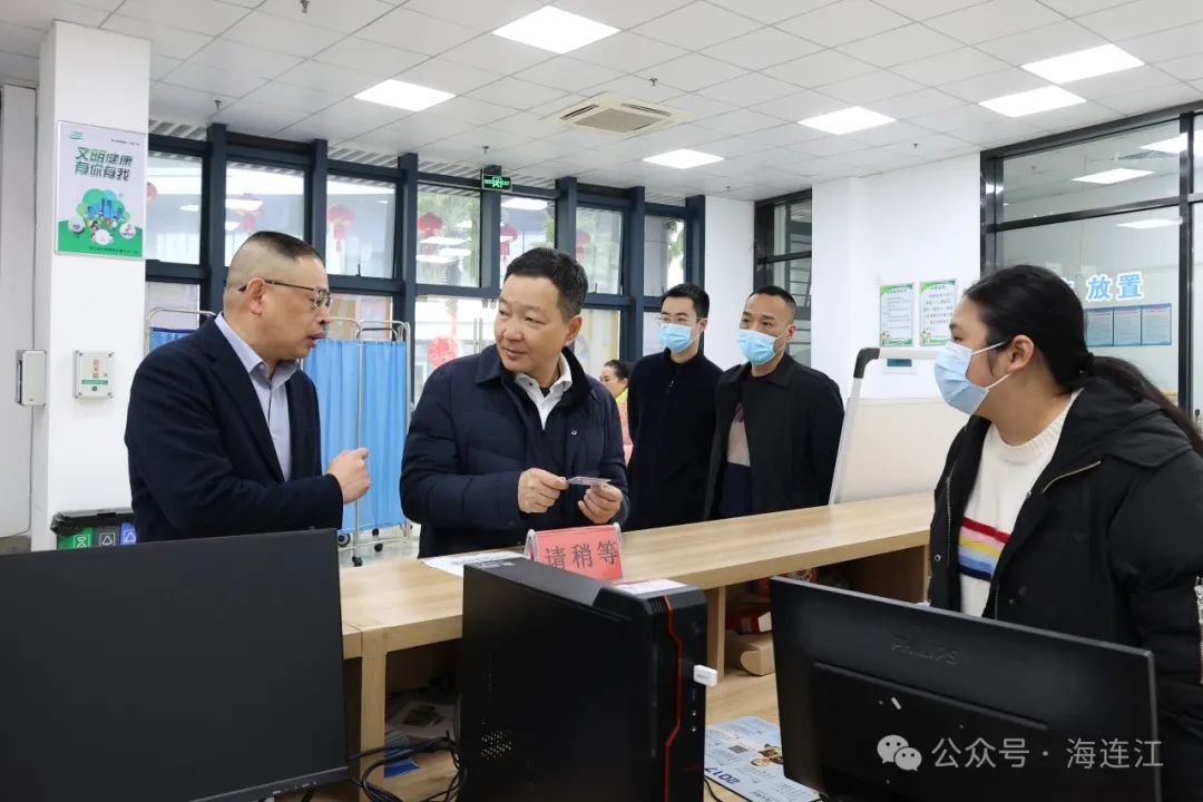 县委书记走访慰问一线干部职工
