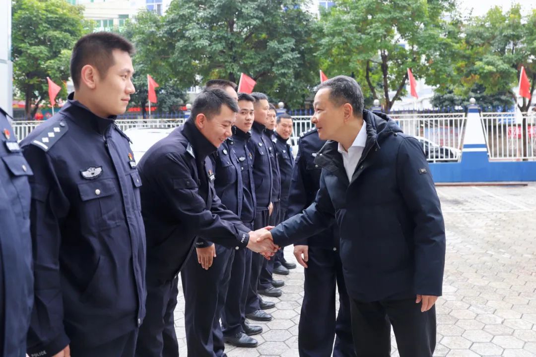 县委书记检查春节市场保供工作并开展走访慰问活动