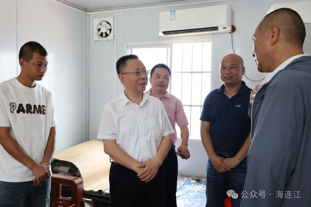 县长率队慰问困难党员并检查海上船舶管理工作