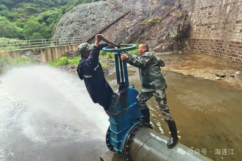 倾力守护！连江有他们逆风雨而行！