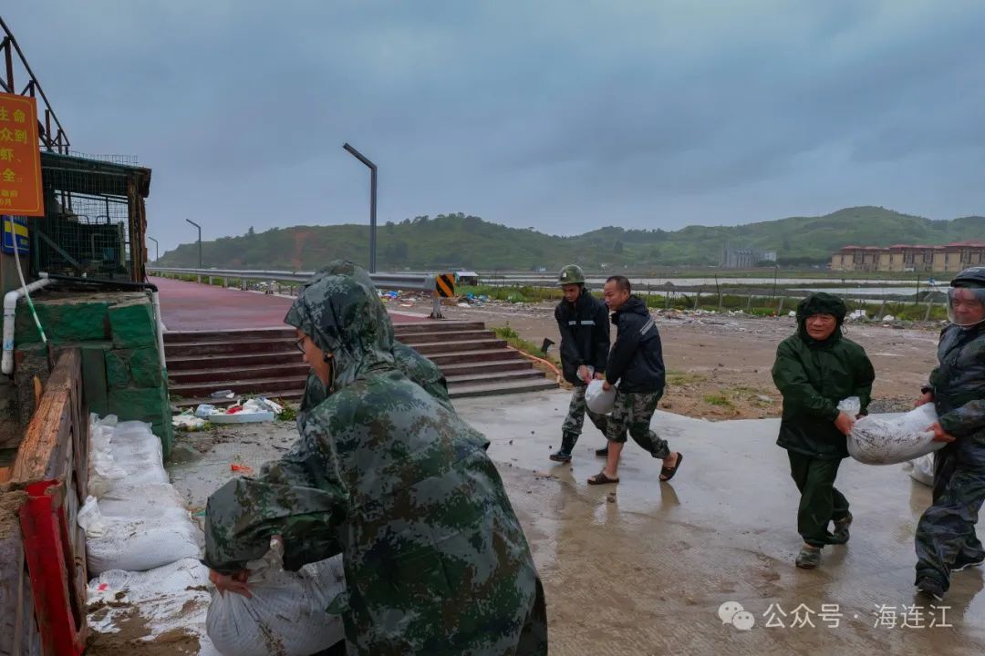 风雨更显党旗红！连江“守护者”，好样的！