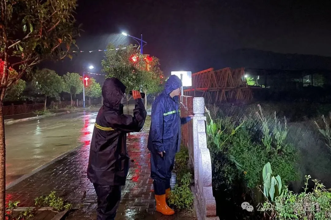 风雨更显党旗红！连江“守护者”，好样的！