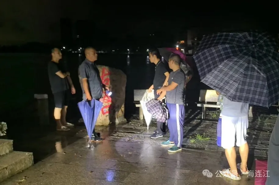 风雨更显党旗红！连江“守护者”，好样的！