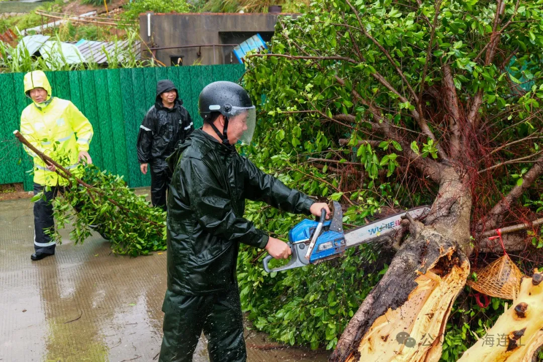 风雨更显党旗红！连江“守护者”，好样的！