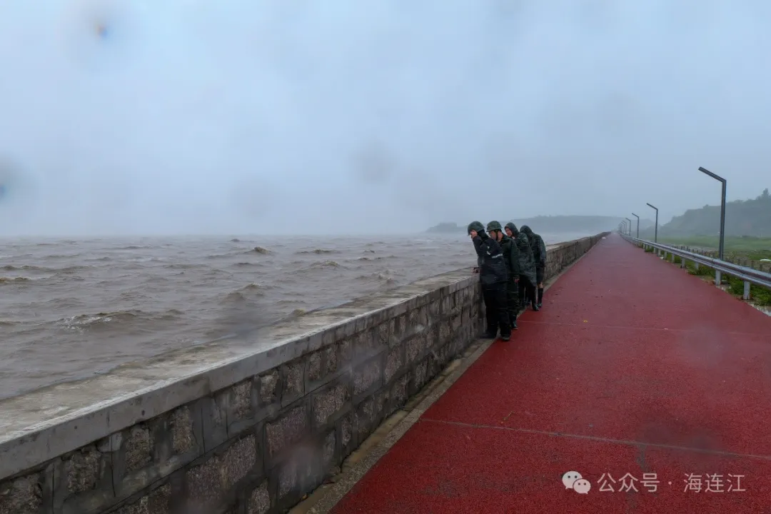 风雨更显党旗红！连江“守护者”，好样的！