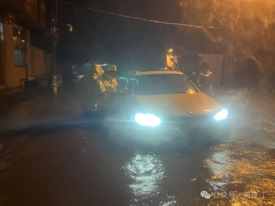 台风登陆夜，他们彻夜坚守，护航连江平安！