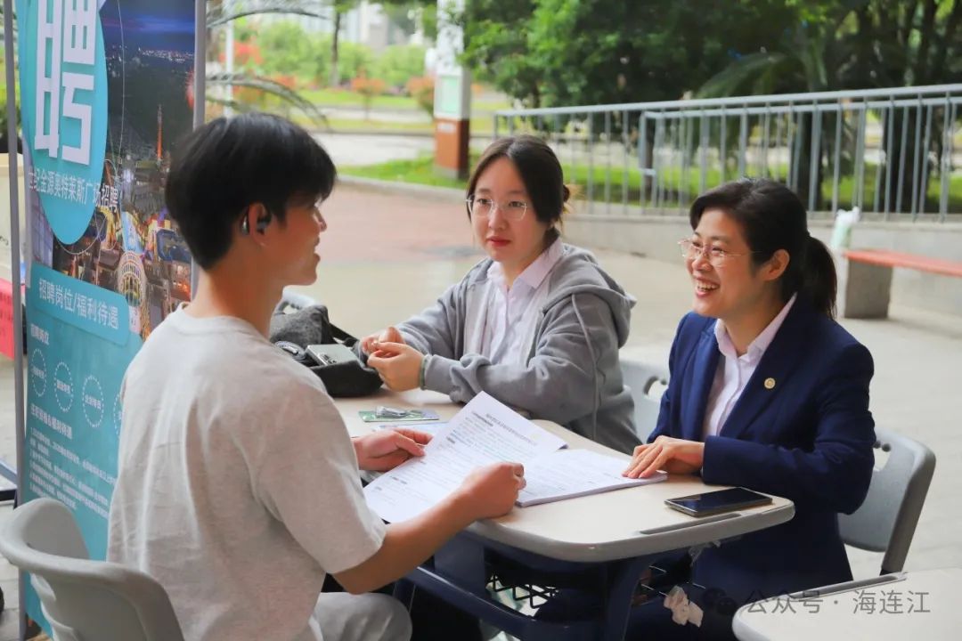 今天，代县长郭勇“送岗留才”进高校