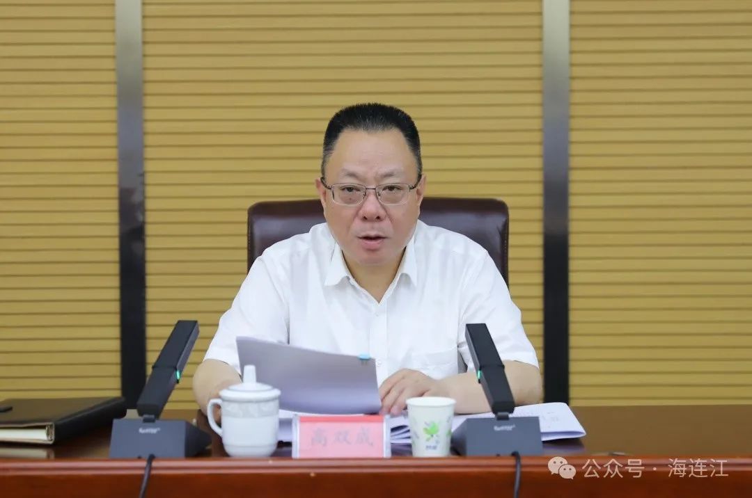 高双成主持召开县委常委会会议