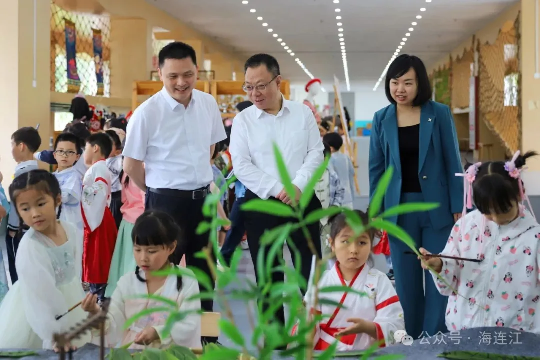庆“六一”，迎高考！今天，县委书记、县长走进校园送祝福